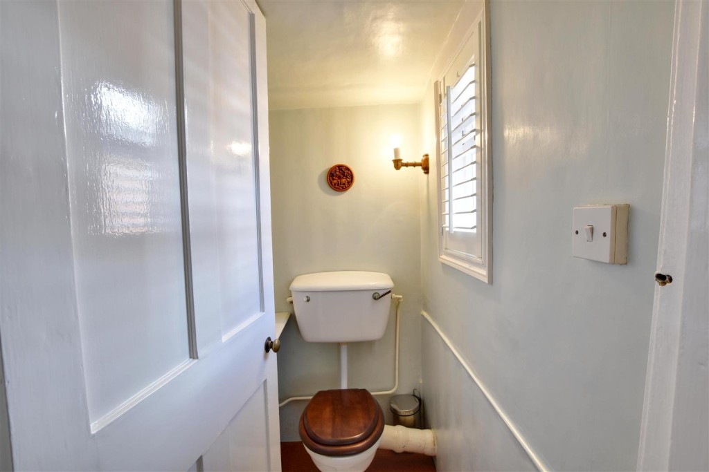 Lot: 129 - PERIOD HOUSE FOR IMPROVEMENT - WC
